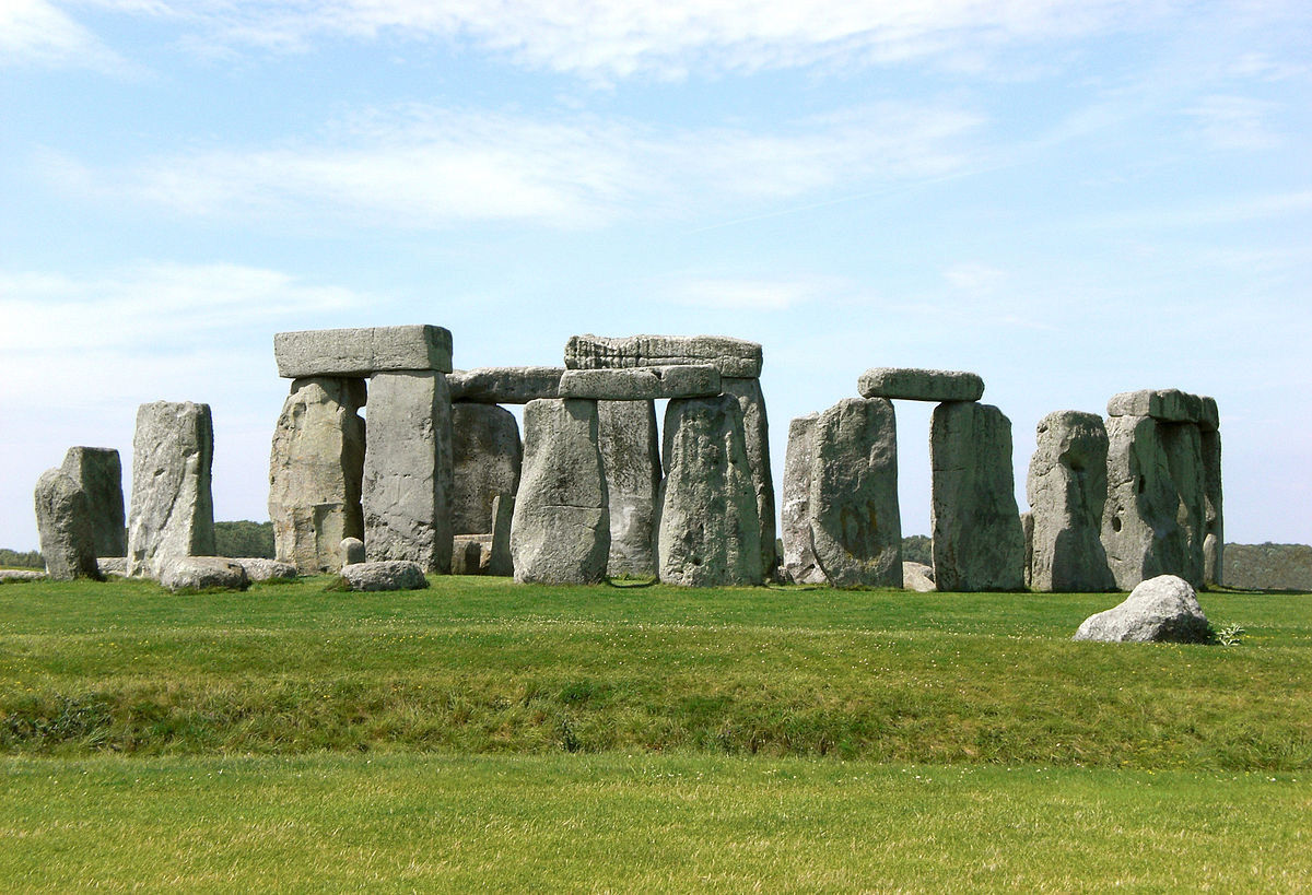 1200px-Stonehenge%2C_Salisbury_retouched.jpg